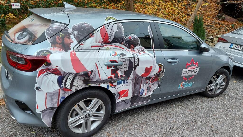 Na priľahlom parkovisku nechýba viacero klubových áut Bratislava Capitals