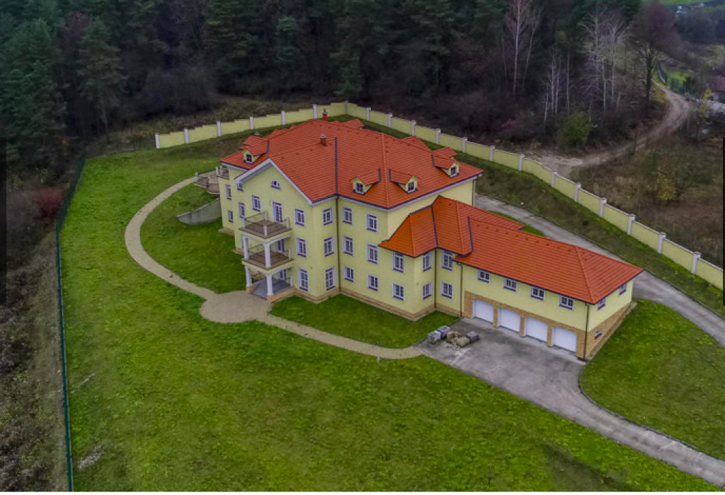Od kúpy nehnuteľnosti sa na Saganovom sídle zmenilo množstvo vecí.