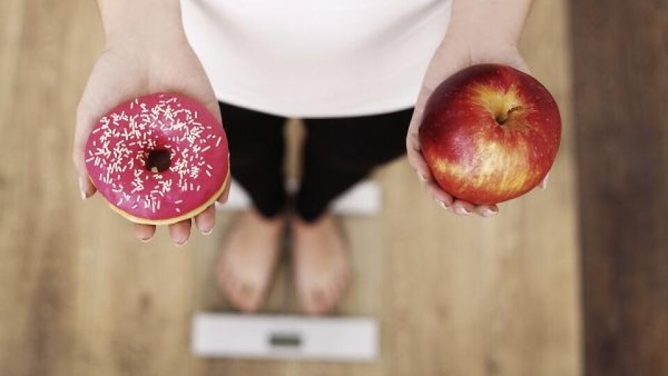 Chcete SCHUDNÚŤ, ale sem – tam predsa len ZHREŠÍTE? Nerobte PANIKU, dôležitá je táto JEDNA vec!