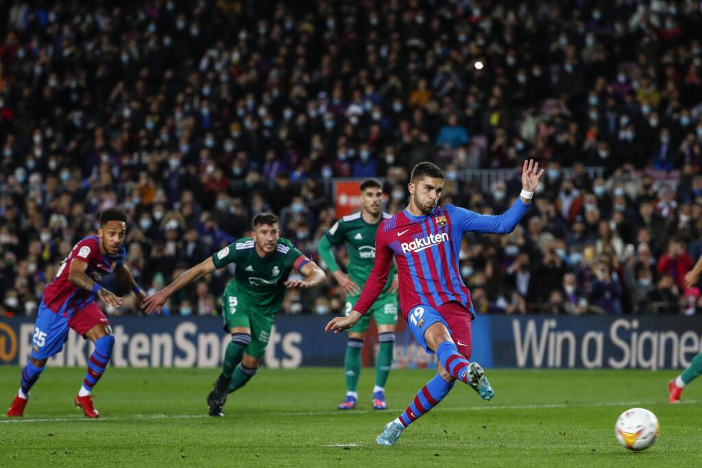 EBE 19 Barcelona - Na snímke vpravo útočník Barcelony Ferran Torres strieľa prvý gól z penalty v zápase 28. kola španielskej La Ligy vo futbale FC Barcelona - Osasuna Pamplona (4:0) v nedeľu 13. marca 2022. FOTO TASR/AP
Barcelona's Ferran Torres scores from a penalty kick during a Spanish La Liga soccer match between FC Barcelona and Osasuna at the Camp Nou stadium in Barcelona, Spain, Sunday, March 13, 2022. (AP Photo/Joan Monfort)