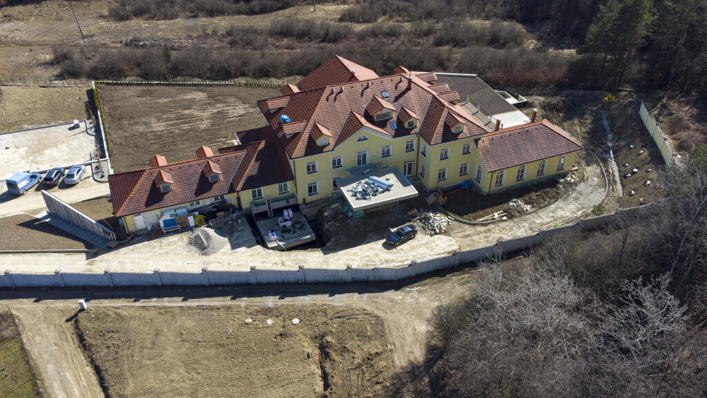 Zo zadnej strany vidieť, že na streche pribudlo niekoľko nových okien.