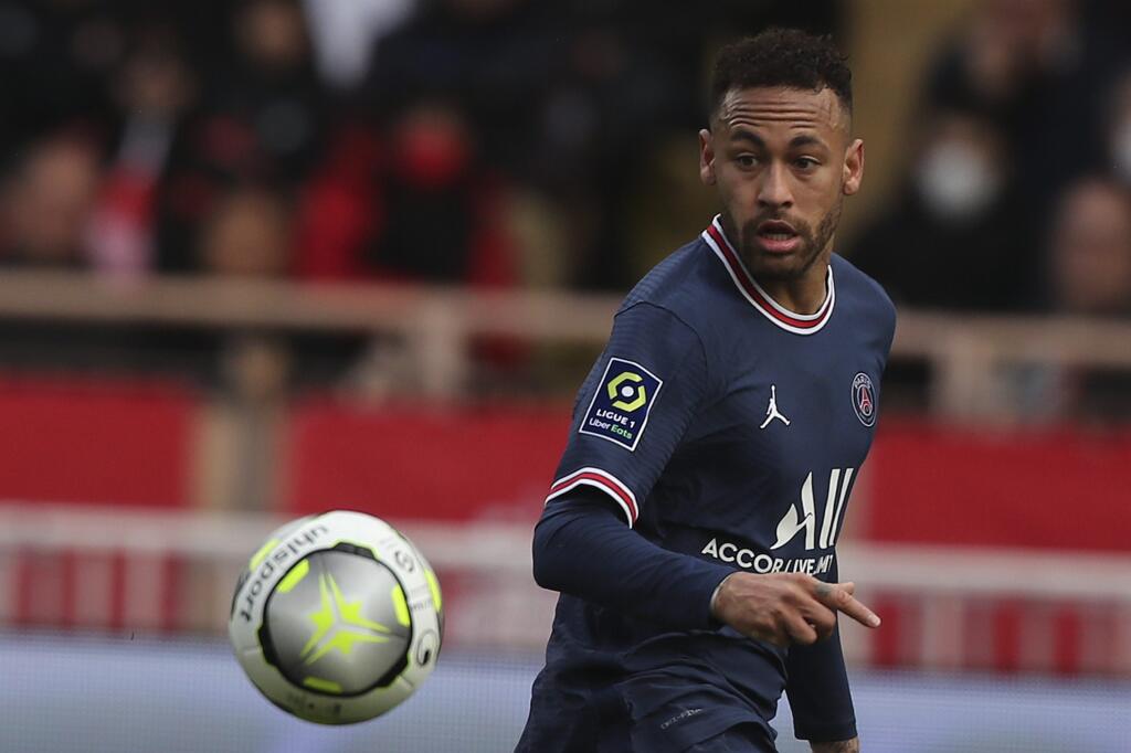 Neymar sleduje loptu v zápase 29. kola francúzskej ligy vo futbale AS Monaco - Paríž St. Germain (3:0) v nedeľu 20. marca 2022. Kríza vo francúzskom futbalovom klube Paríž St. Germain sa po vypadnutí z Ligy majstrov prehlbuje. V rozhovore pre RMC Sport to uviedol francúzsky novinár Daniel Riolo, podľa ktorého má na tom výrazný podiel Brazílčan Neymar a jeho problémy s disciplínou.