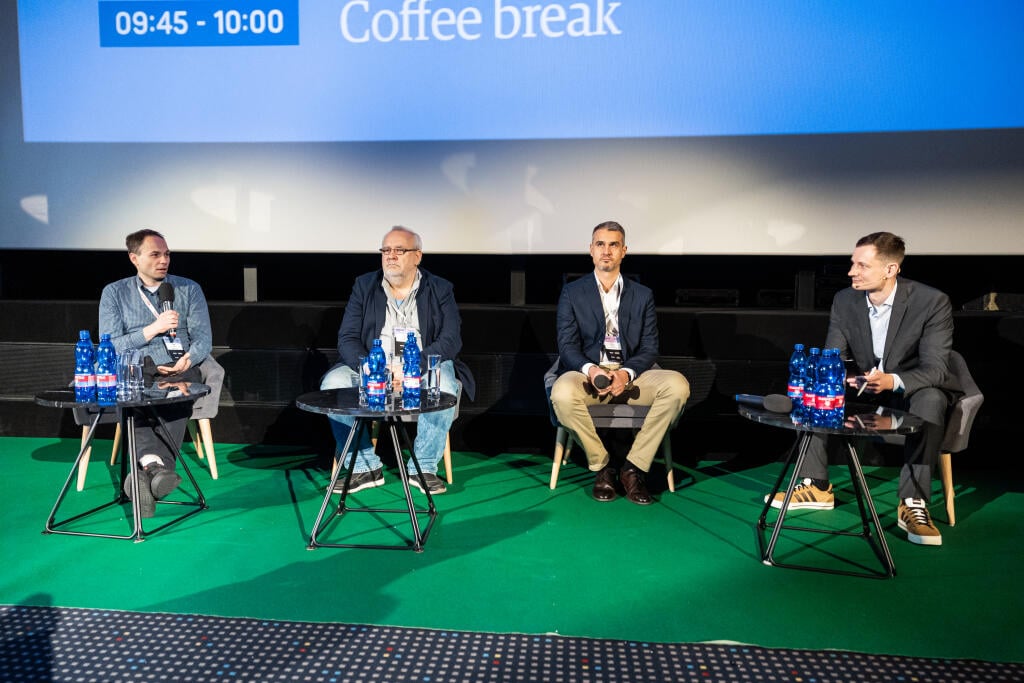 Konferencia organizovaná týždenníkom TREND na tému “Mediálne trendy 2025” v Bratislave. V prvom paneli diskutovali (zľava) Lukáš Fila (N Press), Alexej Fulmek (Petit Press) a Michal Teplica (NMH). Moderátorom konferencie bol Gabriel Tóth (vpravo).