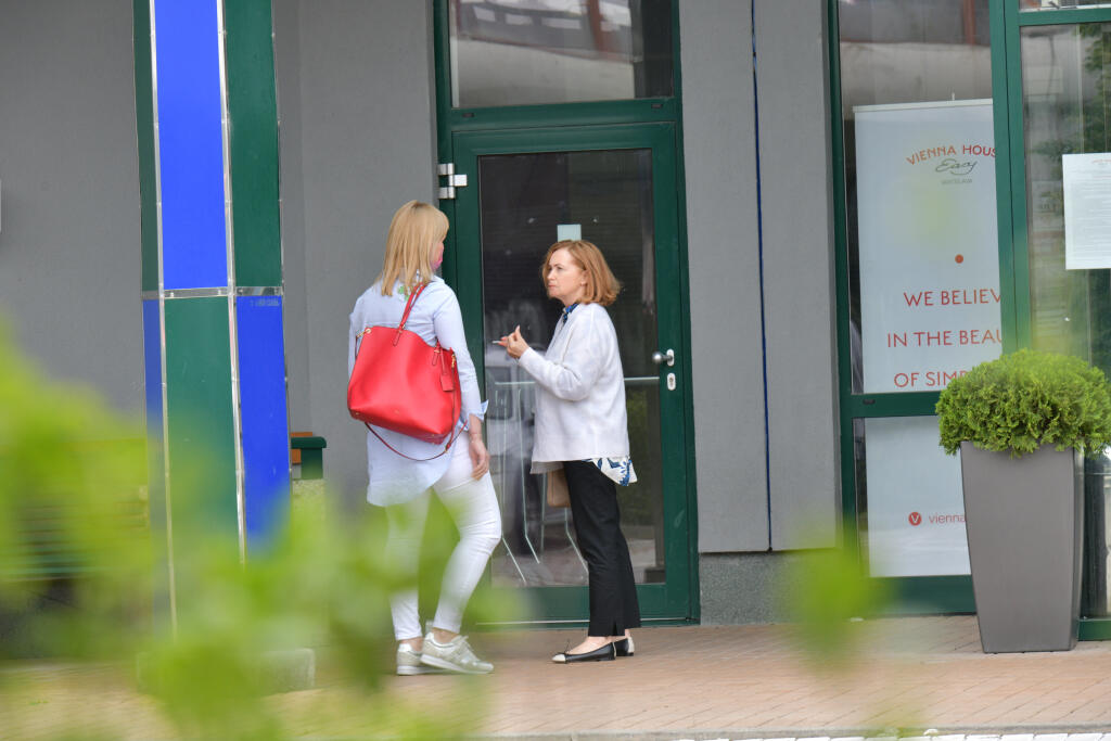 Herečka Jana Nagyová si pri debate s PR manažérkou Markízy zapálila cigaretku.