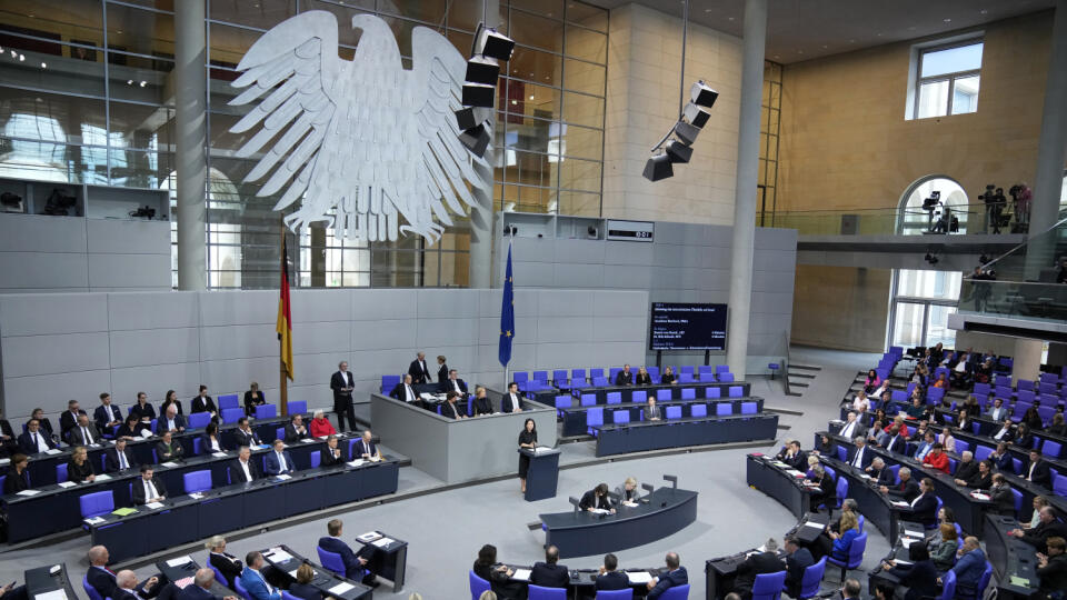 EBE 32 Berlín - Na snímke uprostred nemecká ministerka zahraničných vecí Annalena Baerbocková reční počas mimoriadneho zasadnutia nemeckého parlamentu pri príležitosti prvého výročia útoku Hamasu na Izrael v nemeckom Bundestagu v Berlíne vo štvrtok 10. 2024. FOTO TASR/AP
German Foreign Minister Annalena Baerbock speaks during a special session of the German parliament marking the first anniversary of the Hamas attack on Israel, at the German parliament Bundestag in Berlin, Germany, Thursday, O