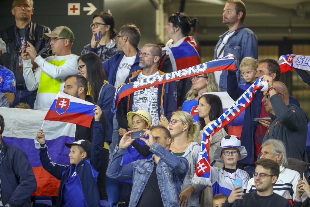 Fanúšikovia Slovenska na tribúnach hnali našich futbalistov vpred.