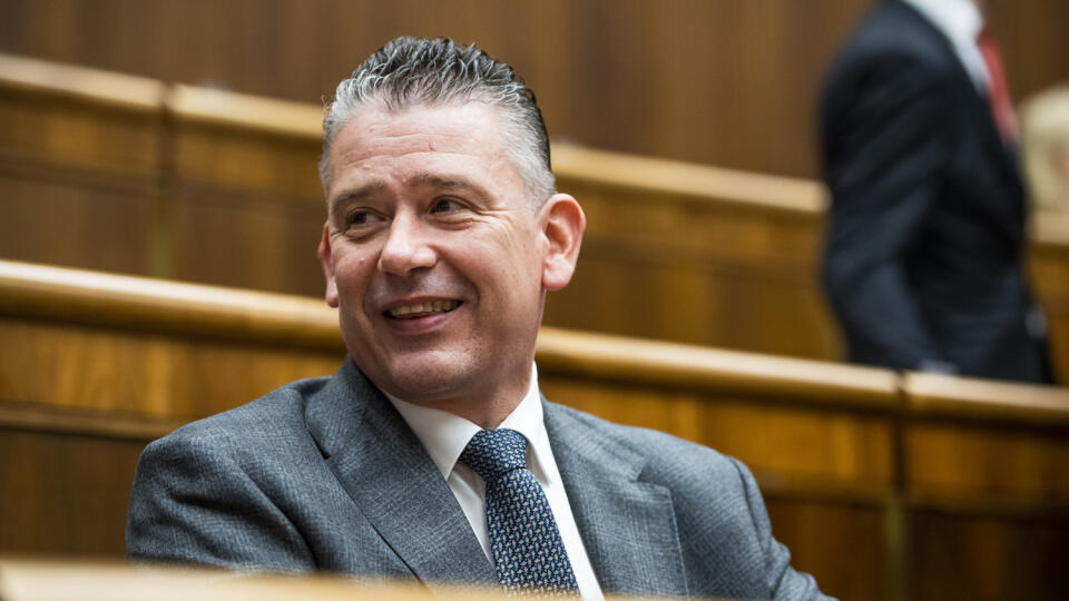 Poslanci Národnej rady (NR) SR začali v stredu popoludní rokovanie mimoriadnej schôdze k odvolávaniu ministra vnútra Romana Mikulca (OĽANO). Inicioval ju opozičný Smer-SD. Opozícia mu vyčíta medializované informácie o jeho údajnom priamom zasahovaní do
