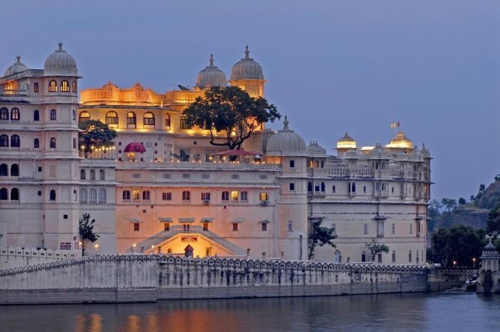 Udaipur - Indický Udaipur je známy ako mesto jazier. Leží na severozápade Indie v štáre Rajasthan a pýši sa svojou históriou a úchvatnými palácmi. Nie nadarmo ho volajú aj Benátky Ázie.