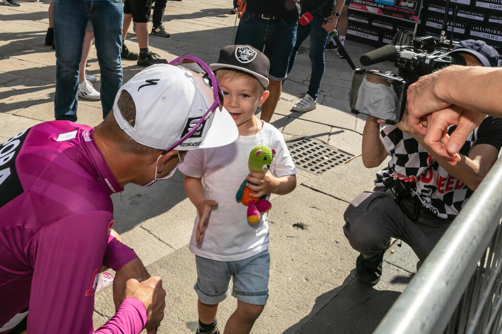 Na snímke je zákulisie v cieli 21. etapy 104. ročníka Giro Italia 2021.