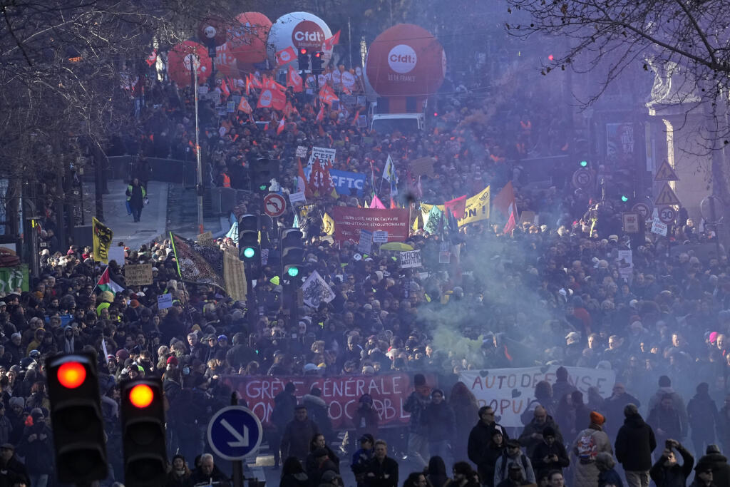 JB 53 Paríž - Demonštranti pochodujú počas demonštrácie proti reforme dôchodkového systému v Paríži 7. februára 2023. Vo Francúzsku sa dnes uskutočnia ďalšie celoštátne protesty proti dôchodkovej reforme. Práve zvýšenie veku pre odchod do dôchodku zo 62 na 64 rokov vyvoláva rozhorčenie odborov a veľkej časti verejnosti. FOTO TASR/AP

Protesters march during a demonstration against plans to push back France's retirement age, Tuesday, Feb. 7, 2023 in Paris. The demonstration comes a day after Fren