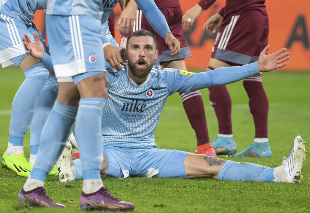 Na snímke strelec gólu na 2:1 z 88. minúty Guram Kašia zo Slovana v objatí spoluhráčov v zápase 12. kola futbalovej Fortuna ligy medzi ŠK Slovan Bratislava - FK Železiarne Podbrezová 2. októbra 2022 v Bratislave.