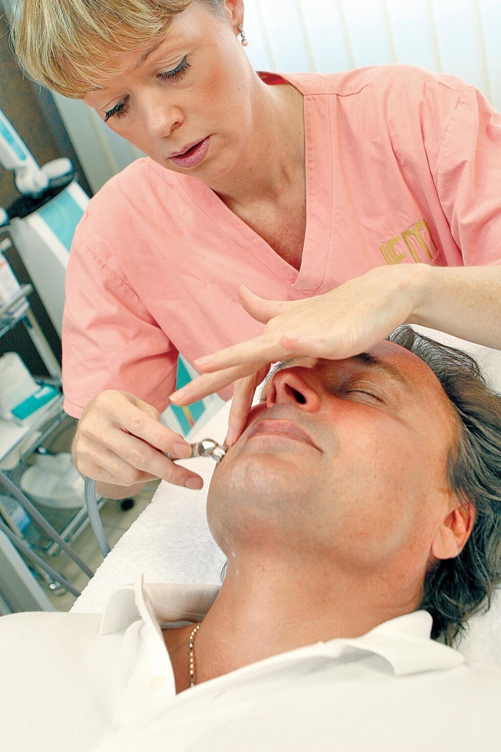 Jozef Vajda, herec, omladenie pokožky tváre, klinika estetickej chirurgie, starostlivosť o pleť, brúsenie kože diamantom
foto: Ladislav Prikler
uverejenené: Šarm 36/2009
pôvodný súbor:IMG_9596.eps