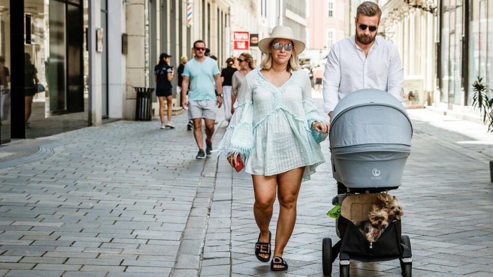 Dominika Navara Cibulková spoločne s manželom Michalom počas prechádzky ulicami Starého mesta so synom Jakubkom v kočíku.