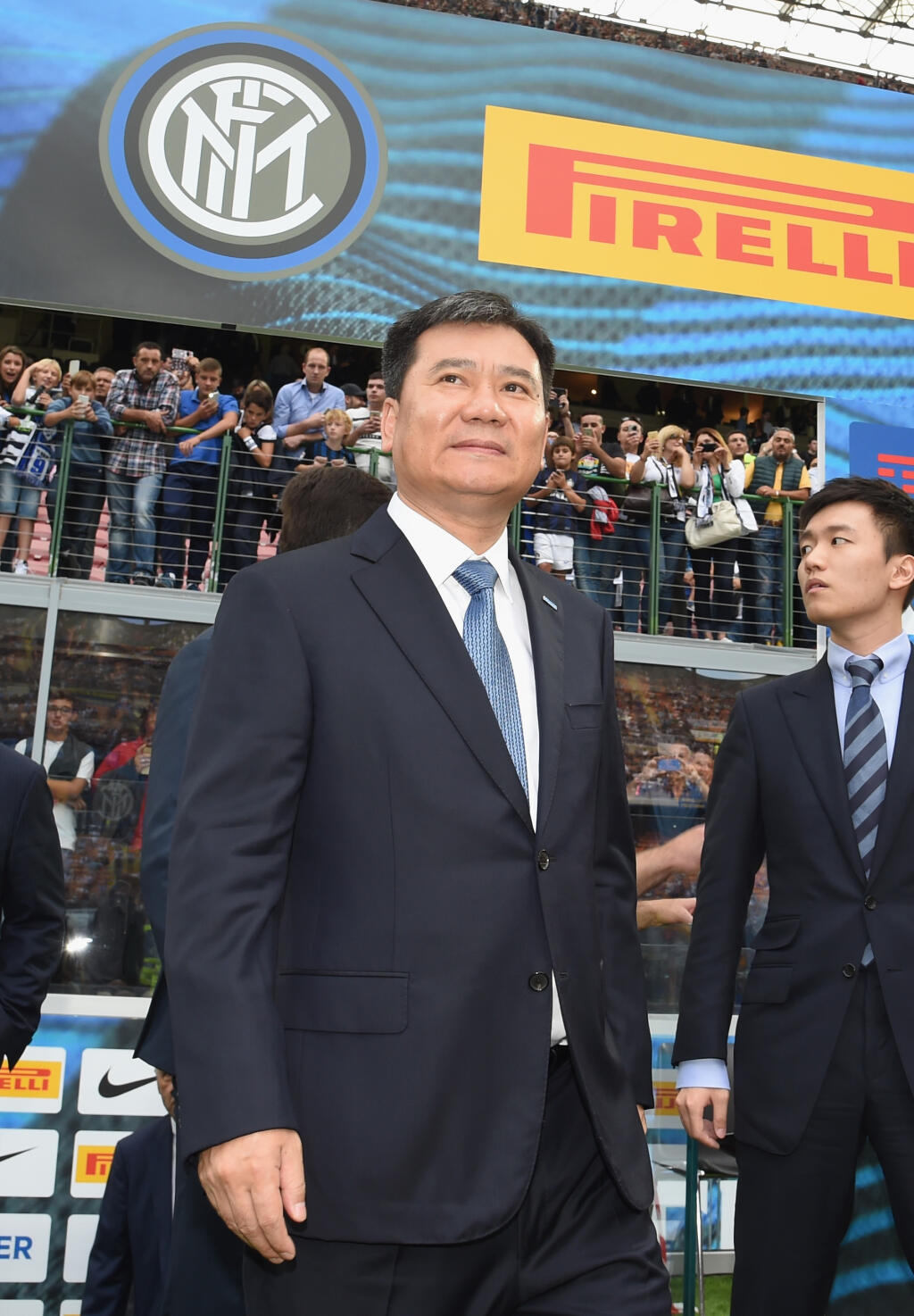 9. Zhang Jindong - Inter Miláno (6,2 miliardy) – Pod čínskym vedením sa Inter Miláno a s Milanom Škriniarom možno v tejto sezóne dočkajú titulu po 11 rokoch. Jindong je zakladateľom jedného z najväčších čínskych eshopov a jeho syn Zhang Kangyang sedí v predstavenstve Interu.