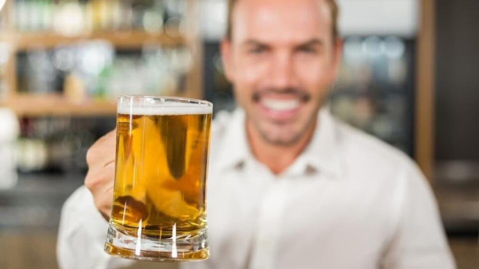 Nemilujú ho len muži. Pivo pije až osemdesiat percent Sloveniek, aj keď si myslia, že sa z neho priberá.