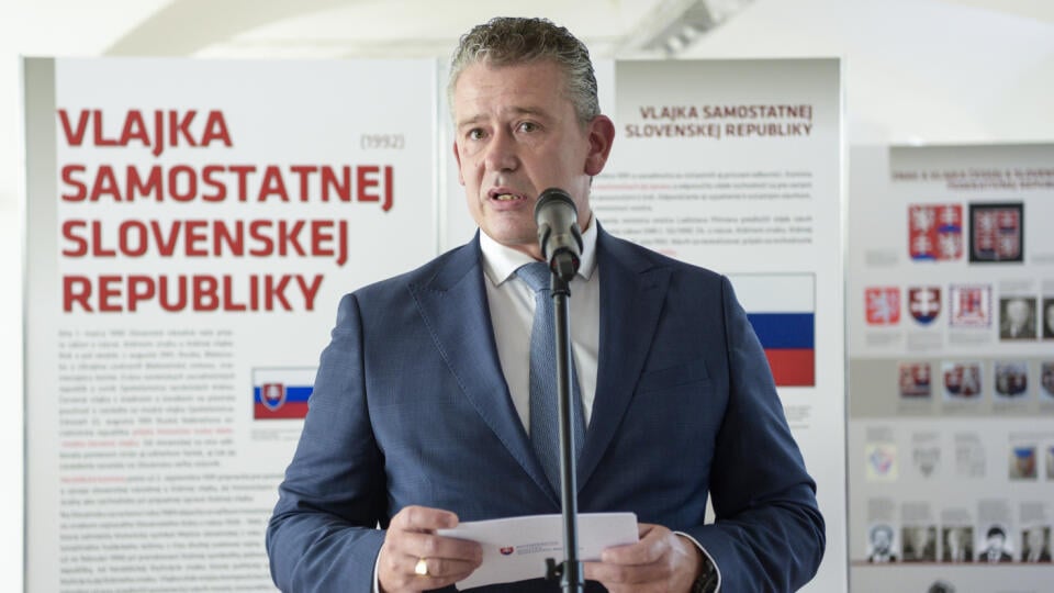 Na snímke minister vnútra Roman Mikulec počas tlačovej konferencie.