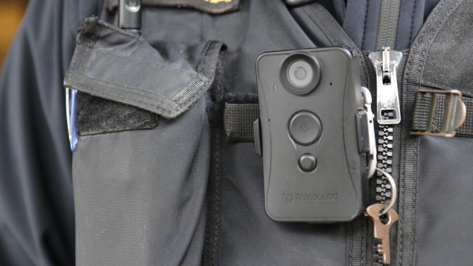 Mestská polícia v Poprade ako jedna z prvých na Slovensku začala používať telové kamery, ktoré sú určené na zaznamenanie činnosti a zákroku policajtov. Na snímke mestský policajt s telovou kamerou 4. júna 2020 v Poprade. EASYFOTO TASR - Kristína Mayerová