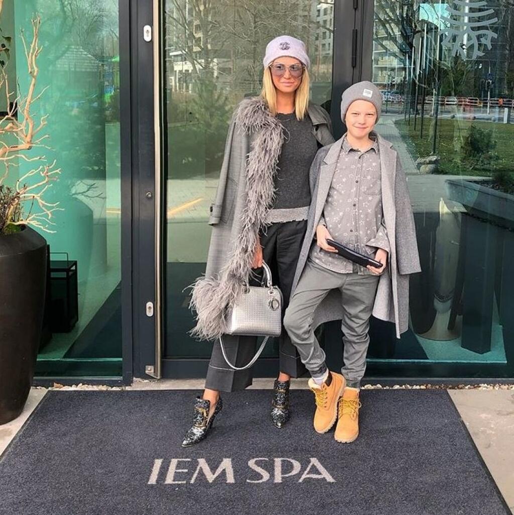 Alena Pallová razí nový módny trend. Svoje hriešne drahé outfity ladí do jedného odtieňu.