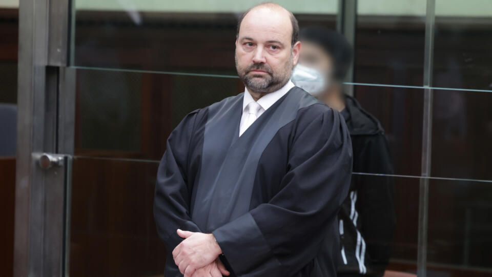 Obhajca Marvin Schroth stojí pred mužom obvineným v prípade únosu vietnamského podnikateľa.