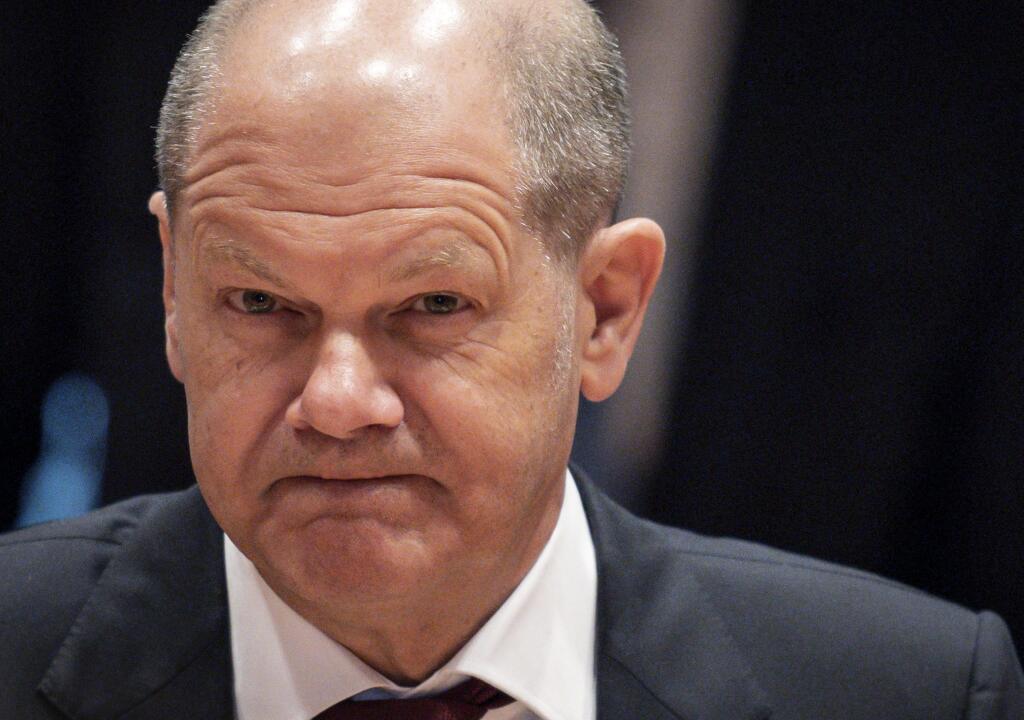 JB 19 Berlín - Nemecký kancelár Olaf Scholz počas zasadnutia vládneho kabinetu v Berlíne 27. apríla 2022. FOTO TASR/AP 

German Chancellor Olaf Scholz attends a weekly cabinet meeting at the Chancellery in Berlin, Germany, Wednesday, April 27, 2022. (Michael Kappeler/DPA via AP, Pool)