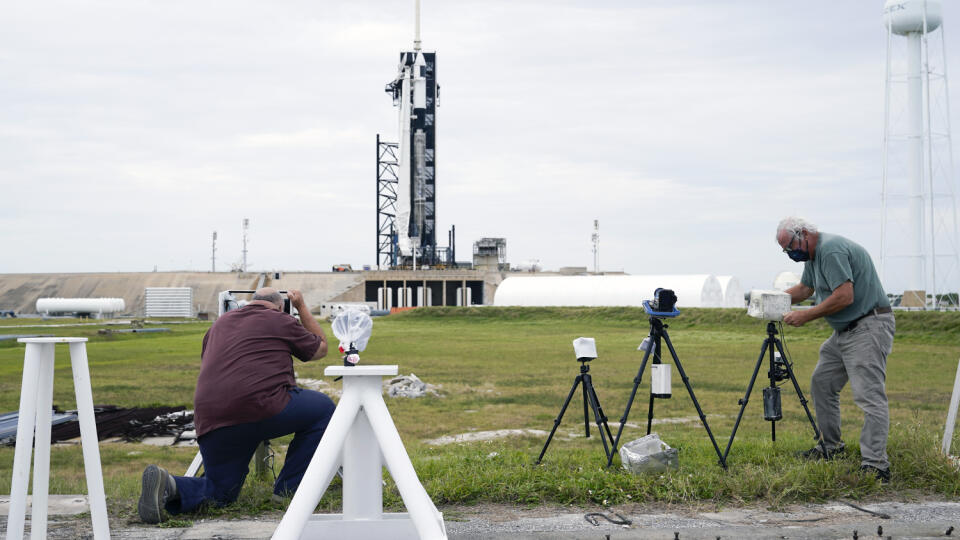 EBE 34 Mys Canaveral - Na snímke fotografi si nastavujú aparáty pred štartom rakety SpaceX Falcon 9 v Kennedyho vesmírnom stredisku na Myse Canaveral na Floride v piatok 4. decembra 2020. Štart, ktorý je naplánovaný na sobotu 5. decembra 2020 vyšle kozmickú loď Dragon 2 na misiu na medzinárodnú vesmírnu stanicu ISS. FOTO TASR/AP
Photographers set up remote cameras to capture the launch of a SpaceX Falcon 9 rocket at pad 39A at the Kennedy Space Center in Cape Canaveral, Fla., Friday, Dec. 4, 202