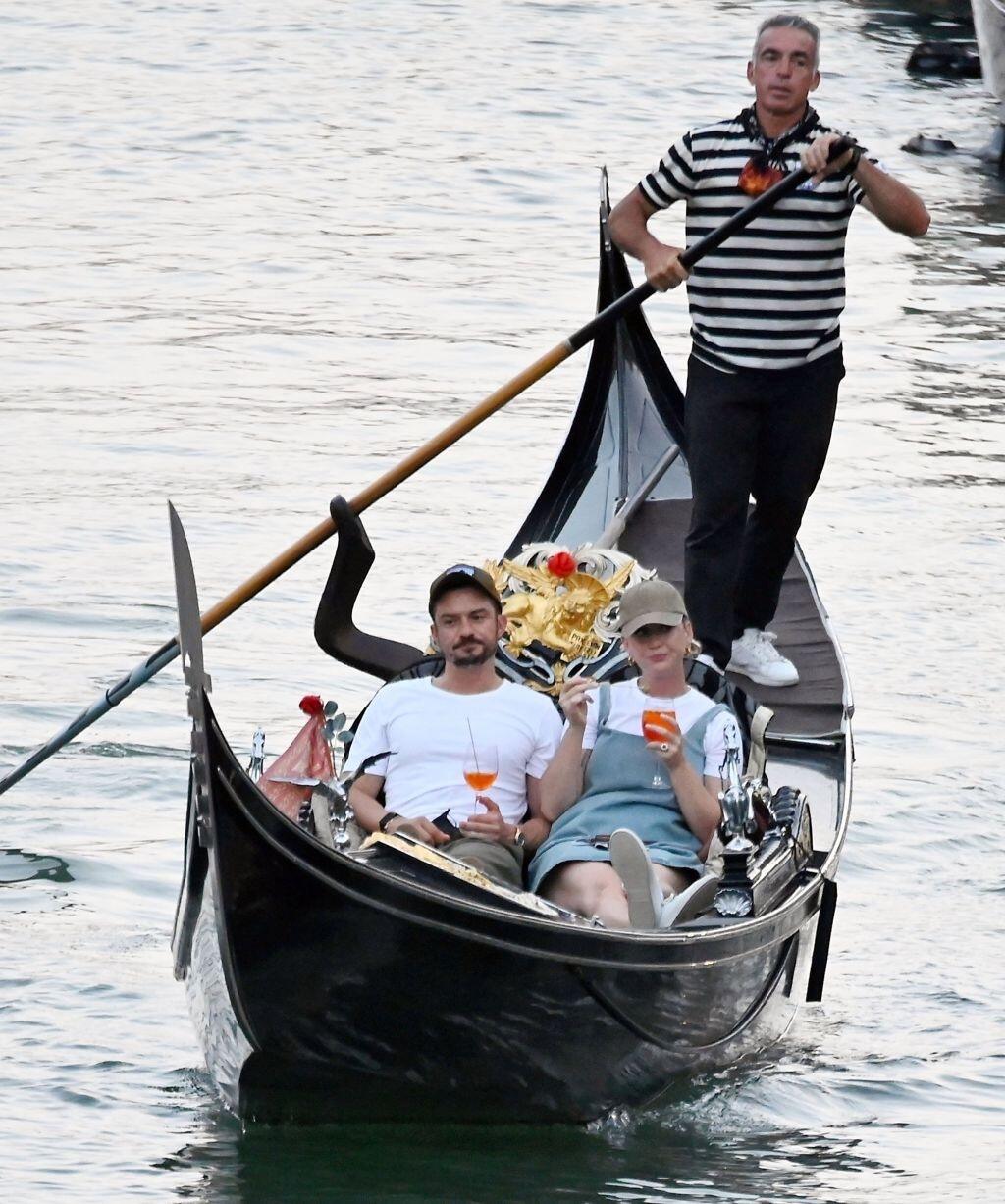 Zaľúbenci a rodičia 9-mesačnej Daisy Katy Perry (36) a Orlando Bloom (44) sa vybrali do historických Benátok a aj keď im fotografi a fanúšikovia nechceli dať pokoj, neustále si prejavovali nežnosti a užívali každý moment.
