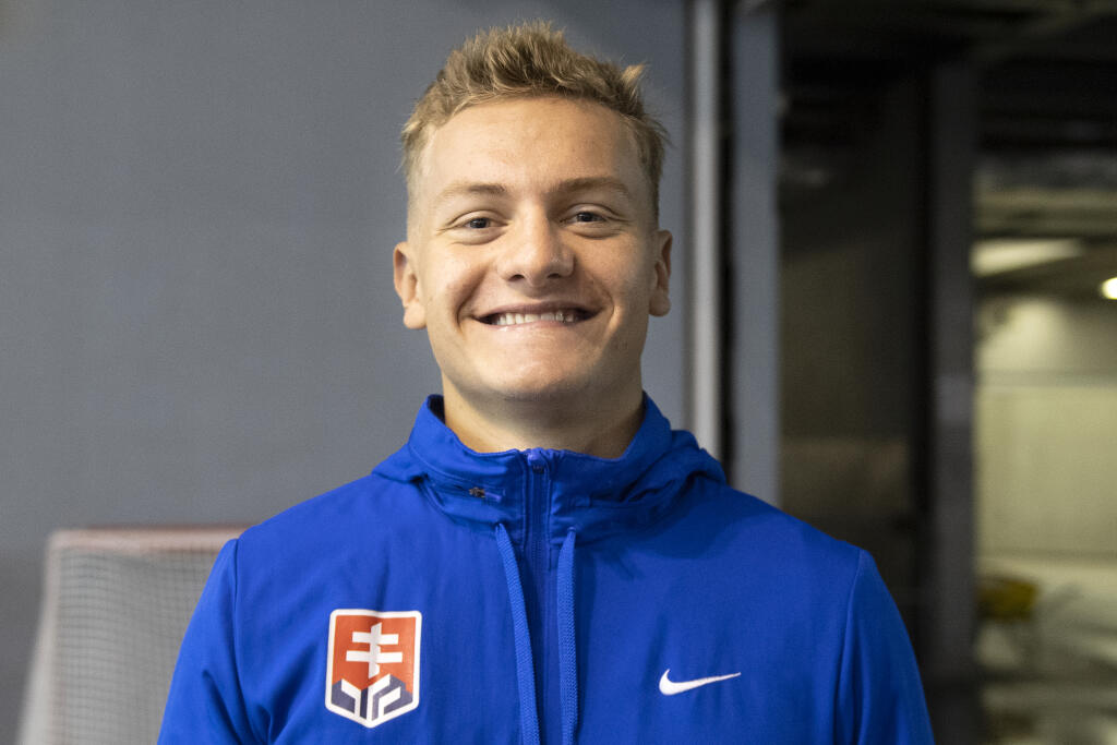 Na snímke hokejista Adam Sýkora počas tlačovej konferencie pred odletom slovenskej reprezentácie na hokejové MS do 20 rokov v kanadskom Edmontone, 1. augusta 2022 v Bratislave.