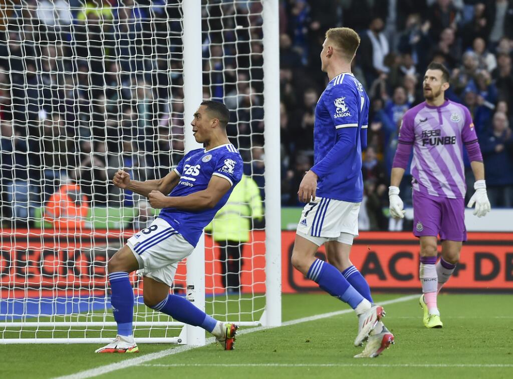 EBE 78 Leicester - Na snímke vpravo slovenský brankár Newcastlu Martin Dúbravka, vľavo gól oslavuje hráč Leicestru Youri Tielemans v zápase 16. kola anglickej Premier League vo futbale Leicester City - Newcastle United (4:0) v nedeľu 12. decembra 2021. FOTO TASR/AP
Leicester's Youri Tielemans celebrates after scoring his side's opening goal during the English Premier League soccer match between Leicester City and Newcastle United at King Power stadium in Leicester, England, Sunday, Dec. 12, 20