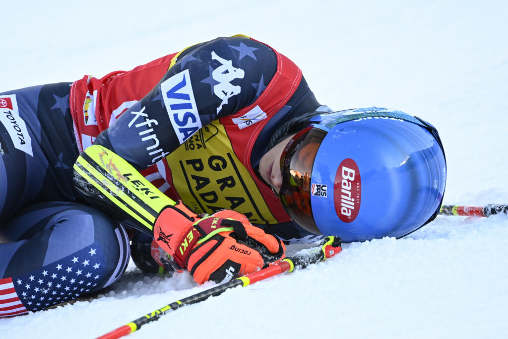 Shiffrinová bola po víťazstve v repete obráku v Kronplatzi totálne vyčerpaná. Po druhej jazde sa doslova zložila k zemi.