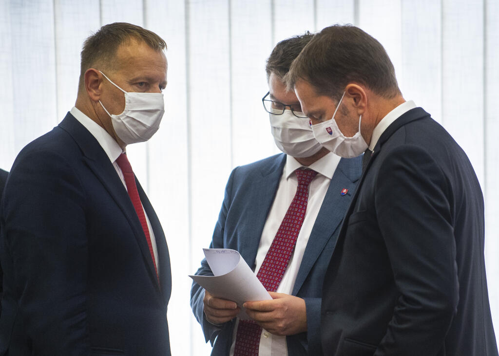 Premiér Igor Matovič (OĽaNO), vicepremiér Štefan Holý (Sme rodina) a predseda parlamentu Boris Kollár (Sme rodina) spolu vlani v októbri oznamovali blížiacu sa revolúciu vo verejnom obstarávaní. Početní kritici sa obávajú skôr deštrukcie reálnej súťaže a kontroly.