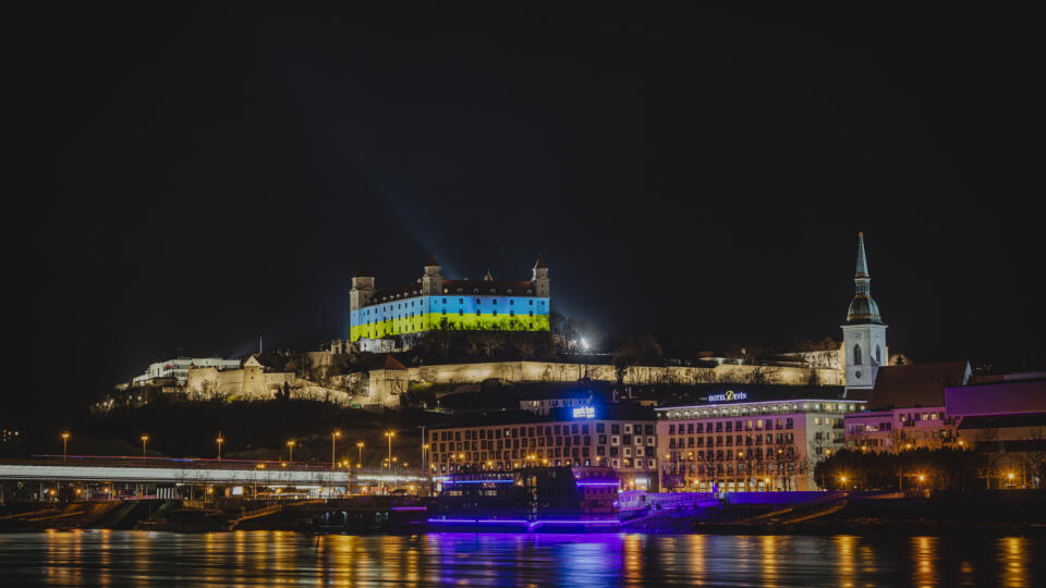 Bratislavský hrad sa na znak solidarity rozsvietil vo farbách Ukrajiny.