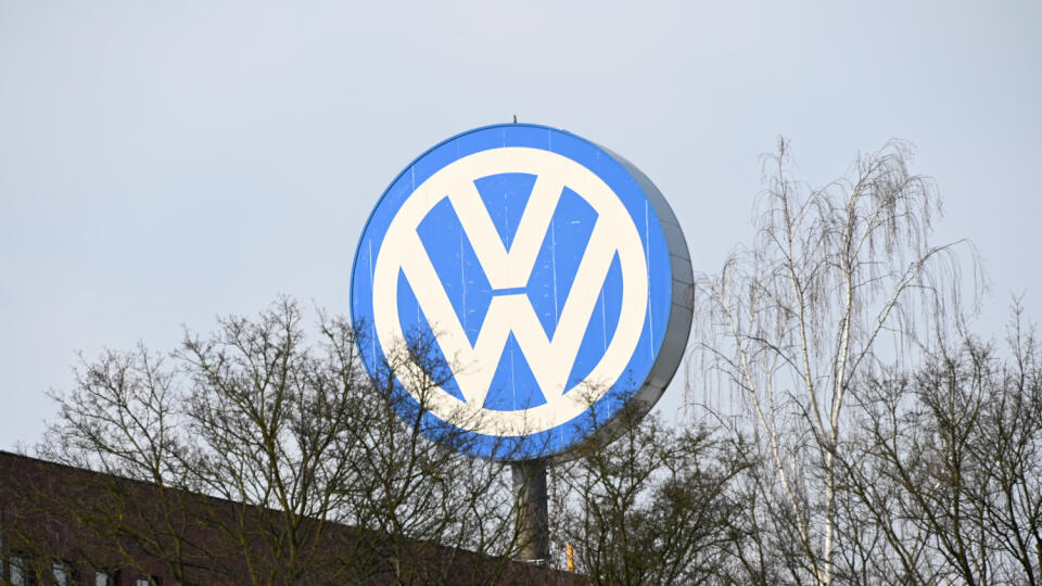 KK26 Baunatal - Na snímke logo nemeckej automobilky Volkswagen (VW) v nemeckom Baunatali 17. marca 2020. Nemecká automobilová skupina VW počnúc piatkom (20.3.) dočasne zastaví výrobu vo väčšine svojich závodov v reakcii na pandémiu nového koronavírusu. Najväčší výrobca automobilov v Európe v utorok zároveň oznámil, že zisk jeho hlavnej značky osobných áut VW v roku 2019 vzrástol, ale varoval, že tento rok bude „veľmi ťažký“. FOTO TASR/DPA
17.03.2020, Hessen, Baunatal: Das VW-Logo dreht sich über