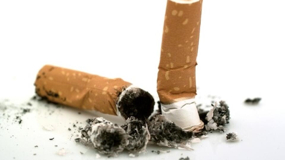 Ohorky z cigariet: Rozkladajú sa roky.