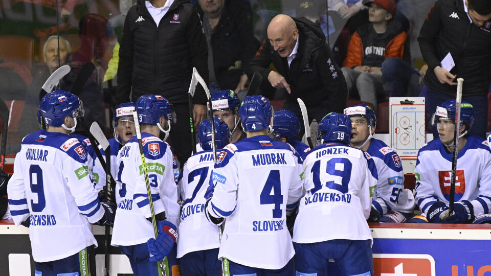 Na snímke uprostred na striedačke tréner slovenskej hokejovej reprezentácie Craig Ramsay v prípravnom hokejovom zápase pred MS 2022 Slovensko - Česko v sobotu 23. apríla 2022 v Trenčíne. FOTO TASR - Radovan Stoklasa