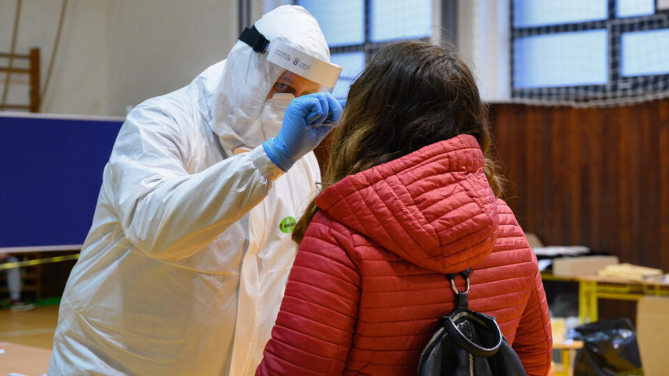 tretieho kola testovania v sobotu (23. 1.) bolo v meste otestovaných 12.682 ľudí, z toho 90 bolo pozitívnych. „Miera pozitivity dosiahla 0,71 percenta,“ informoval primátor Marek Hattas. Počas uplynulých dvoch dní bolo otestovaných celkovo 24.861 ľudí, z nich 178 malo pozitívne výsledky testov. Celková miera pozitivity dosahuje 0,72 percenta. Na snímke celoplošné testovanie pokračuje aj na Základnej škole Kráľa Svätopluka v Nitre v nedeľu 24. januára 2021 od 8.00 do 16.30 h. FOTO TASR - Henrich