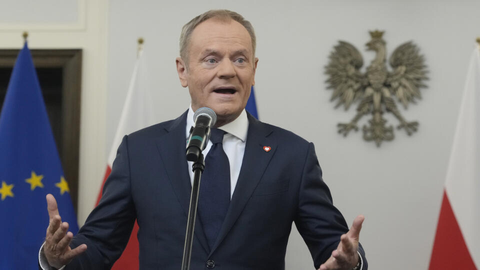 KK37 Varšava - Na snímke predseda Občianskej platformy Donald Tusk hovorí pred podpisom koaličnej zmluvy vo Varšave 10. novembra 2023. Poľská liberálna Občianska koalícia (KO), stredopravá aliancia Tretia cesta a strana Nová ľavica podpísali v piatok vo Varšave koaličnú dohodu. FOTO TASR/AP
Polish opposition leader Donald Tusk speaks during the signing ceremony of a coalition agreement that he sealed with the leaders of other parties, in Warsaw, Poland, on Friday Nov. 10, 2023. The leaders of Po