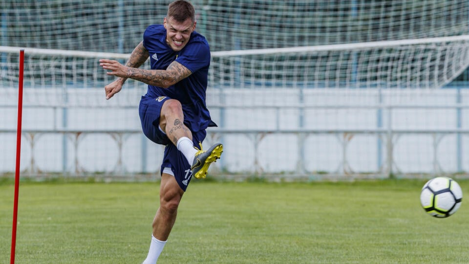 Bývalý slovenský futbalový reprezentant Martin Škrteľ sa individuálne pripravuje na novú sezónu na ihrisku Slovana Nemšová. V týchto dňoch prebiehajú rokovania medzi jeho agentom a klubmi o Škrteľovom ďalšom pôsobení.