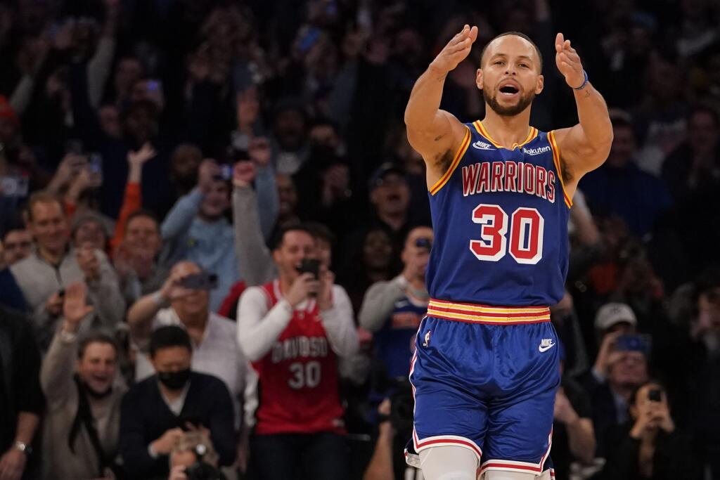 JB 8 New York - Hráč Goldenu State Warriors Stephen Curry reaguje po tom, ako strelil trojbodový kôš proti New Yorku Knicks v basketbalovom zápase zámorskej NBA v New Yorku 14. decembra 2021. FOTO TASR/AP
Golden State Warriors guard Stephen Curry reacts after scoring a 3-point basket during the first half of an NBA basketball game against the New York Knicks, Tuesday, Dec. 14, 2021, at Madison Square Garden in New York. Curry hit his 2,974th 3-pointer Tuesday night in the first quarter, breakin