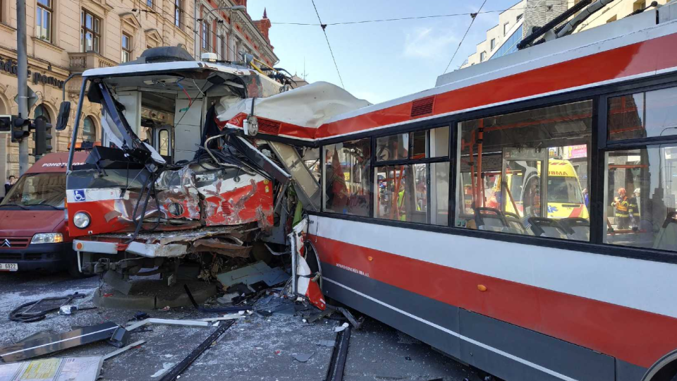 Nehoda sa stala po 13.30 h SELČ na križovatke ulíc Masná a Křenová. Električka sa presúvala bez cestujúcich a nachádzal sa v nej len vodič.