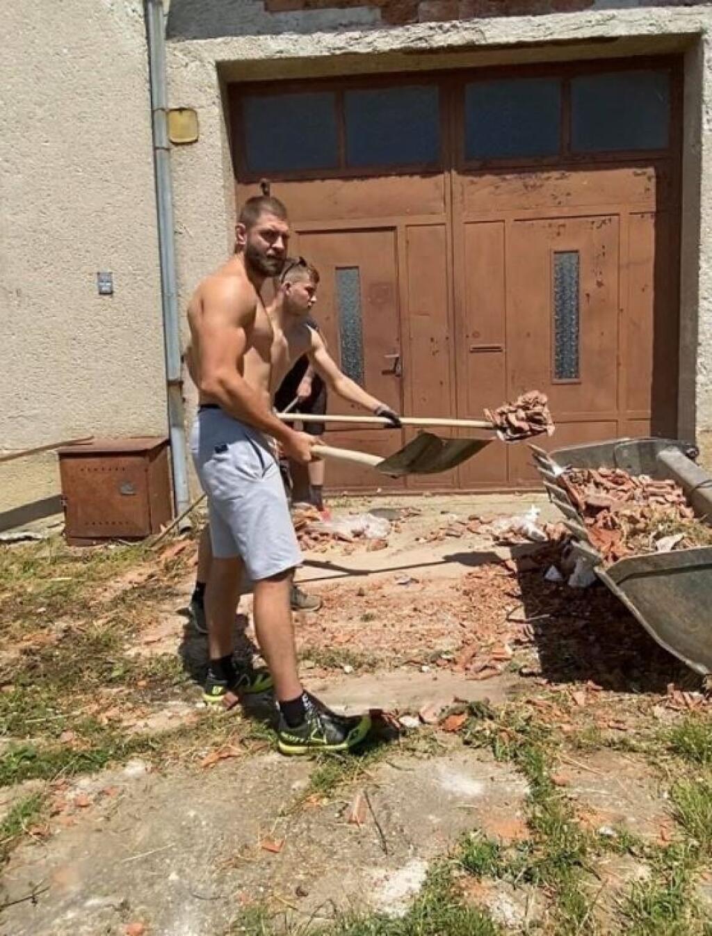 Obetiam tornáda prišiel pomôcť aj bojovník Jiří Procházka.