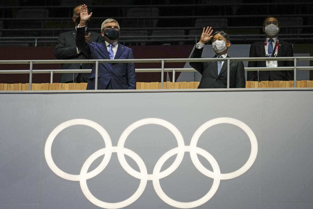 KK22 Tokio - Na snímke zľava prezident Medzinárodného olympijského výboru (MOV) Thomas Bach a japonský cisár Naruhito počas otváracieho ceremoniálu XXXII. letných olympijských hier na Olympijskom štadióne 23. júla 2021 v Tokiu. FOTO TASR/AP
President of the IOC Thomas Bach, left, and Japan's Emperor Naruhito wave during the opening ceremony in the Olympic Stadium at the 2020 Summer Olympics, Friday, July 23, 2021, in Tokyo, Japan. (AP Photo/Natacha Pisarenko)