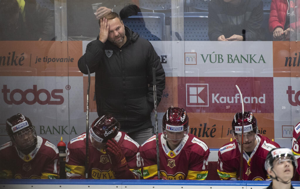 Na snímke tréner Trenčína Róbert Döme gestikuluje na striedačke počas zápasu 20. kola hokejovej Tipos extraligy medzi HC Slovan Bratislava - HK Dukla Trenčín v Bratislave v piatok 25. novembra 2022.