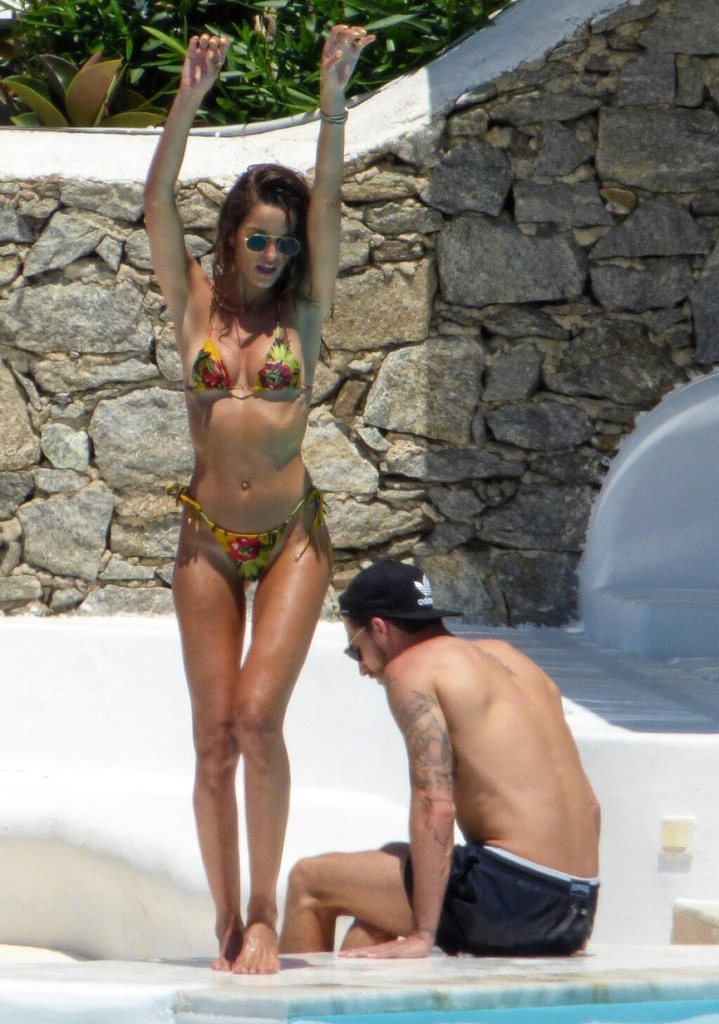 Zadoček Izabel Goulart patrí medzi najkrajšie na svete. Takto ním dráždi na Mykonose.