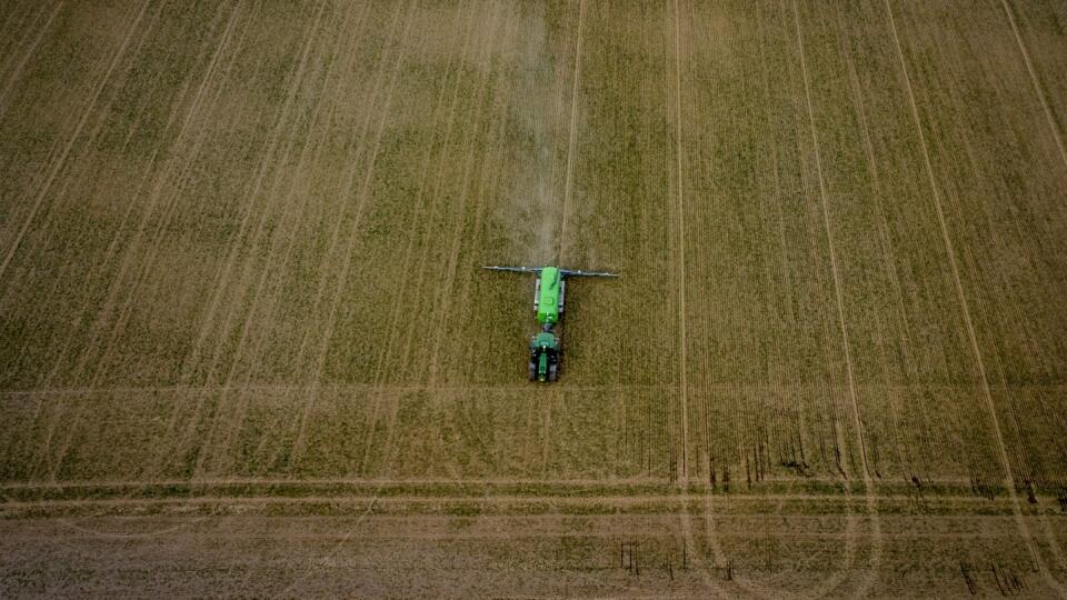 PK 5 Wehrheim - Farmár v traktore pracuje na poli vo Wehrheime neďaleko Frankfurtu nad Mohanom v utorok 29. marca 2022. FOTO TASR/AP
A farmer works on a field in Wehrheim near Frankfurt, Germany, Tuesday, March 29, 2022. (AP Photo/Michael Probst)