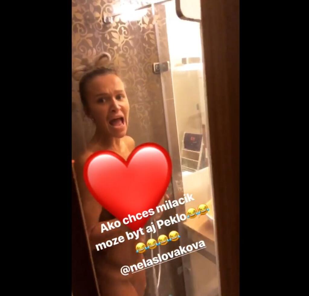 Lukáš a Nela sú poriadne bláznivý párik. Češka natočila svojho priateľa v sprche a zábery dala na internet. Hokejista jej to neskôr vrátil aj s úrokmi.