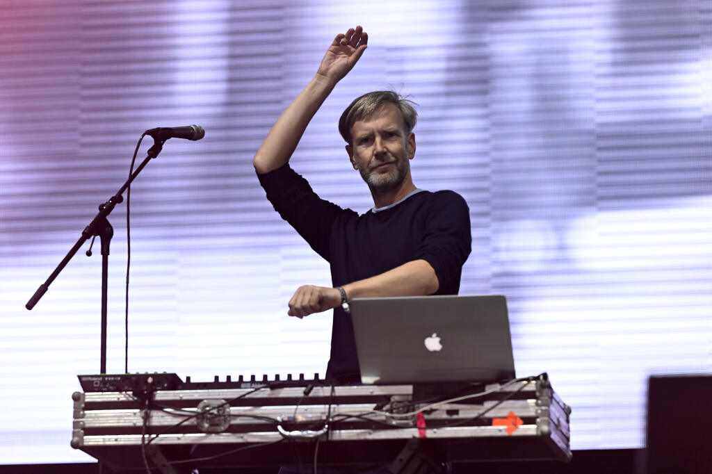 Na snímke frontman českej skupiny Midi Lidi Petr Marek počas úvodného koncertu Nemoderný chalan: Laco Lučenič a Midi Lidi, ktorý bol venovaný spomienke na hudobníka Miroslava Žbirku počas prvého dňa letného multižánrového festivalu Pohoda 2022 na letisku v Trenčíne 7. júla 2022. FOTO TASR - Radovan Stoklasa