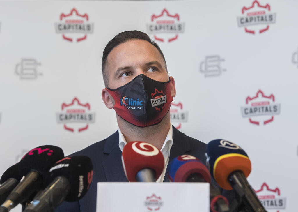 Na snímke viceprezident hokejového klubu iClinic Bratislava Capitals Dušan Pašek počas tlačovej konferencie pred novou sezónou v Bratislave 22. septembra 2020.
