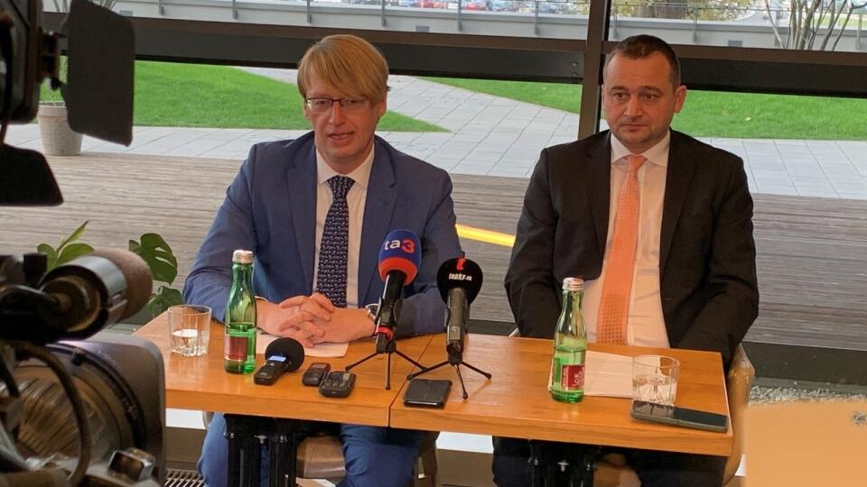poisťovňa Dôvera - Václav Jirků (vľavo) a Martin Kultan chcú riešiť pokutu na súde.