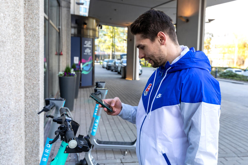 Slovenskí hokejoví reprezentanti pred hotelom v Helsinkách. Na snímke je Samuel Takáč.