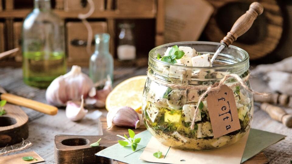 Marinovaná feta s olivami a rozmarínom